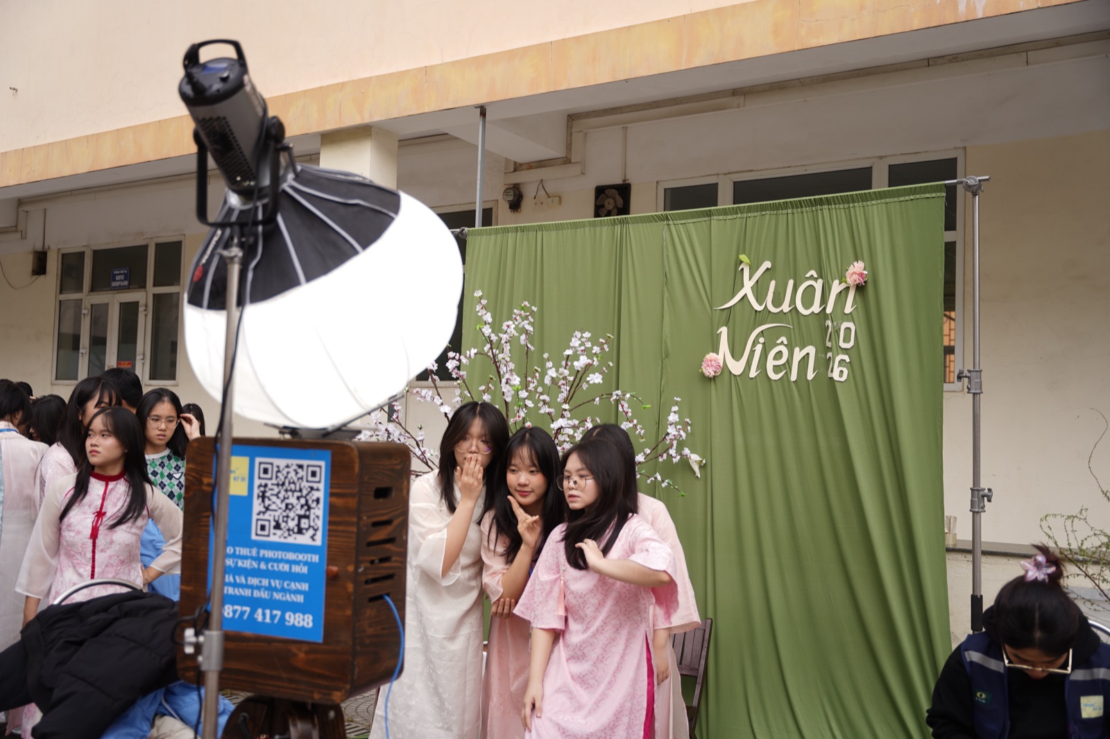 thợ ảnh và góc booth cạnh nhau