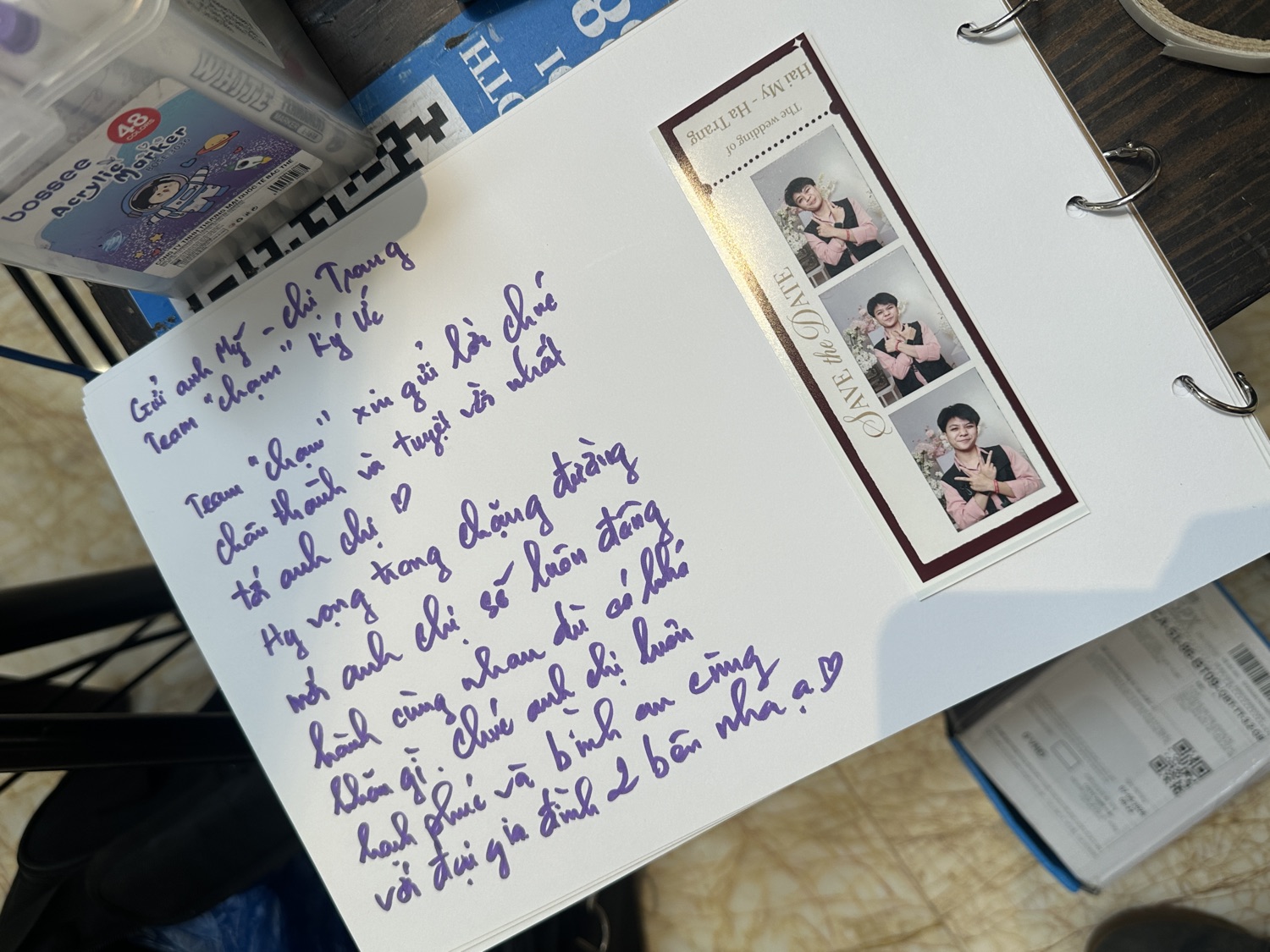 cụ già nhấc tai nghe Video Quest Book
