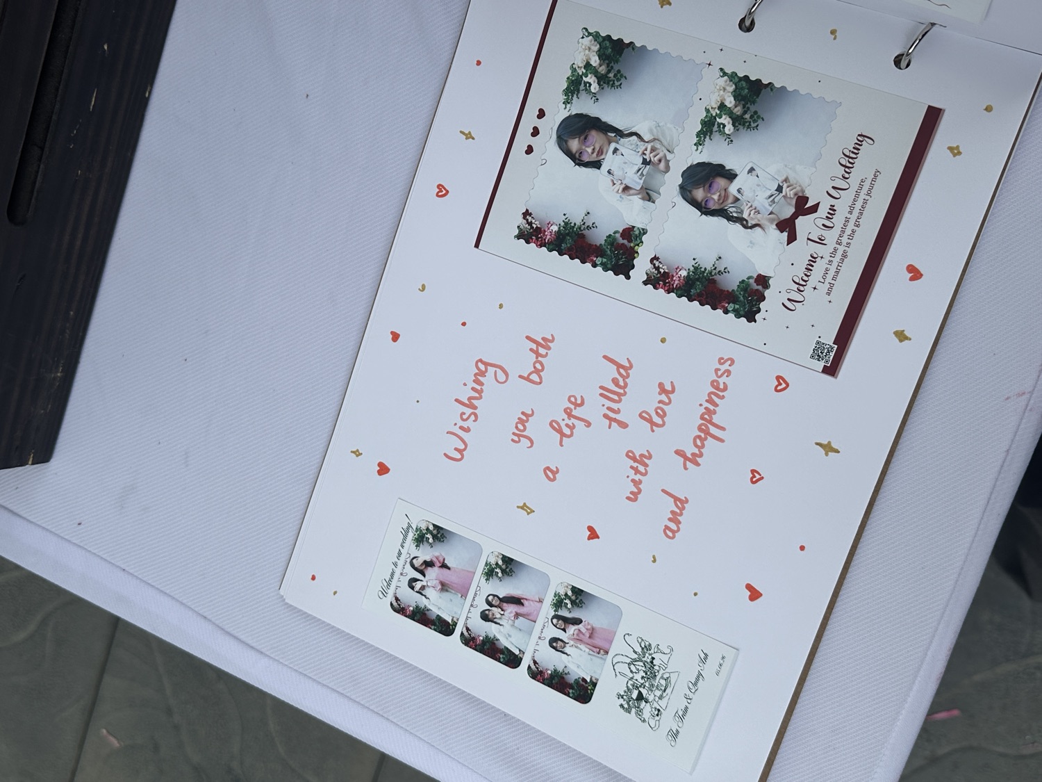 khách nhấc tai nghe Video Quest Book, ghi lời chúc bằng giọng thật (cần thay ảnh thật)